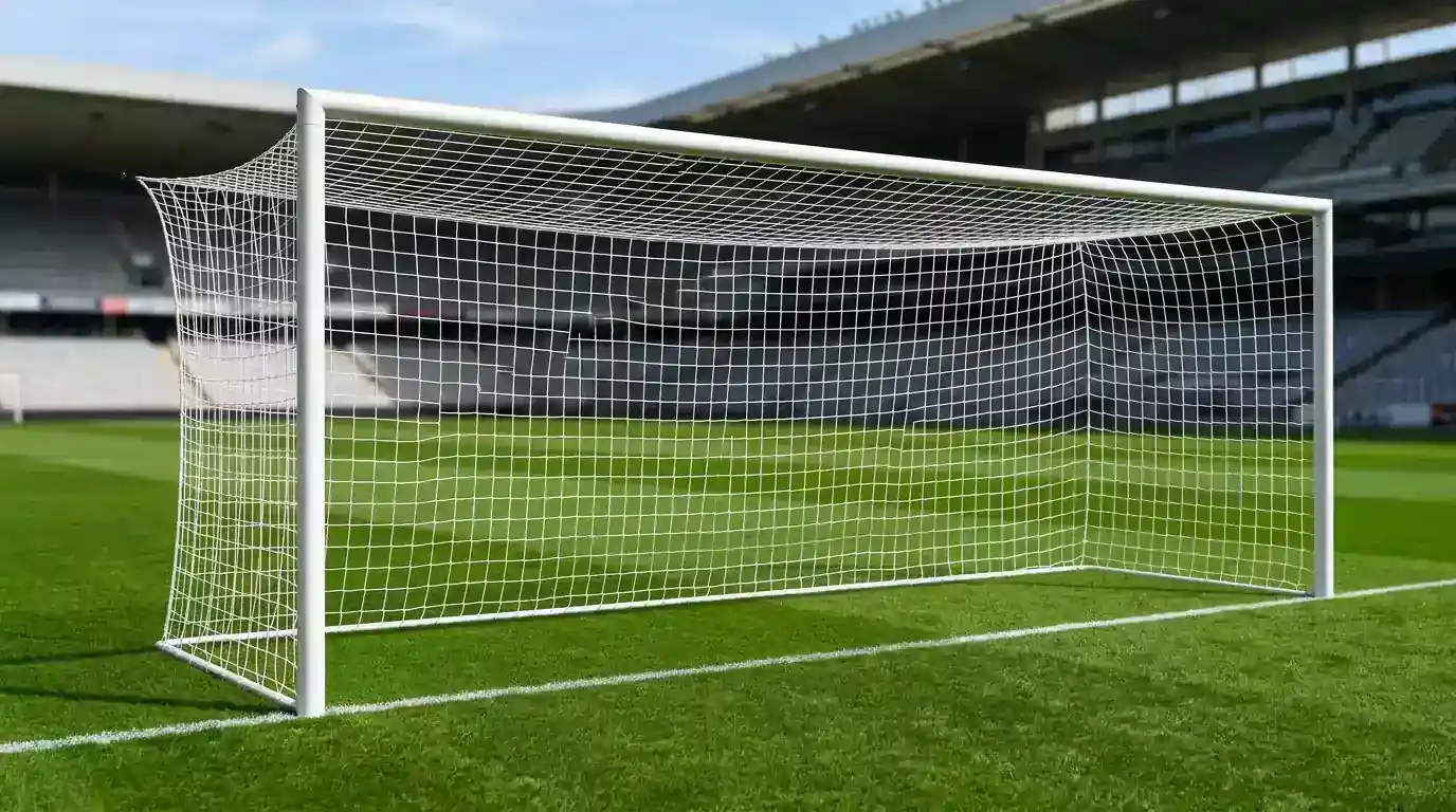 Futbalová bránka so sieťou na slnečnom štadióne pred zápasom MS 2026